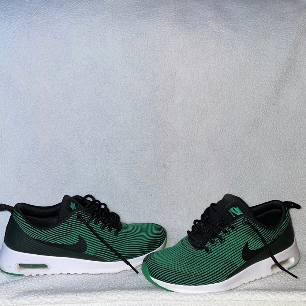 Green and Black Airmax Thea 7.5W